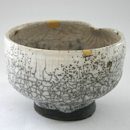 Raku-Teeschale Kintsugi